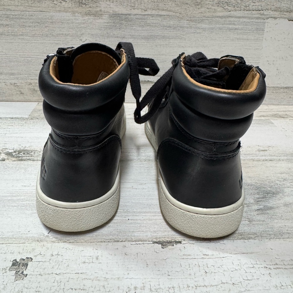 UGG Leather Tennis Shoes
Color: Black
Size: 6 - Picture 3 of 8